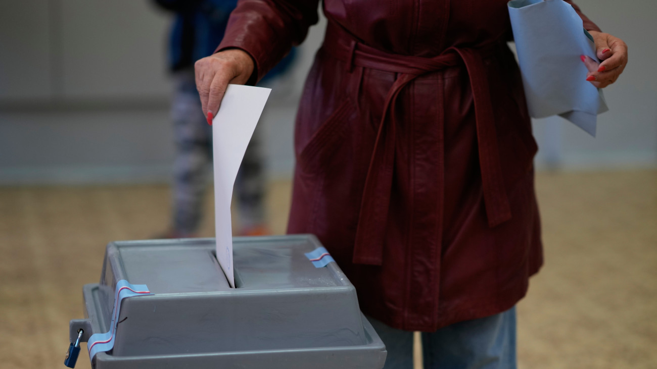 Nő voksol egy ostravai szavazóhelyiségben 2025. október 3-án. Csehországban október 3-án és 4-én tartanak parlamenti választásokat.