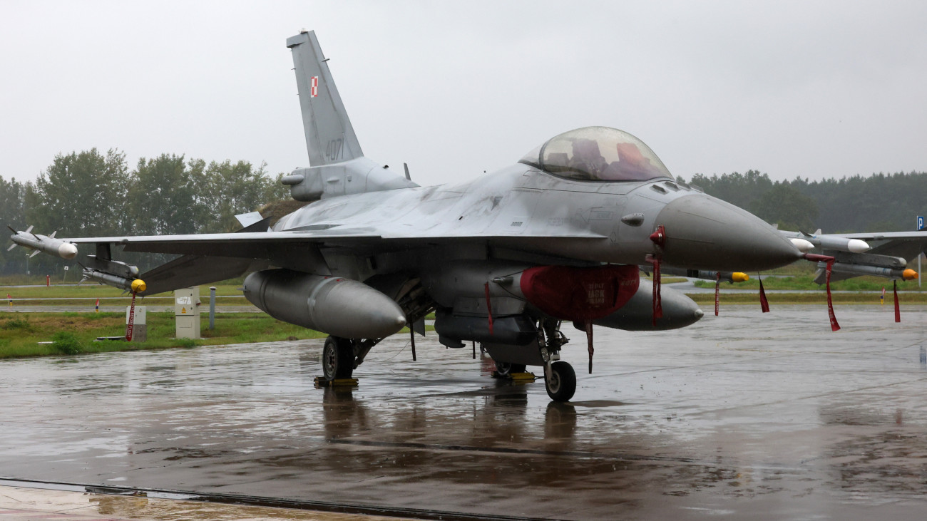 F-16-os vadászbombázó állomásozik a lengyel haderő 32-es számú taktikai légitámaszpontján a Lódzi vajdaságban levő Lasknál 2025. szeptember 11-én, Donald Tusk lengyel miniszterelnök laski látogatásának napján. A varsói külügyminisztérium bejelentette, hogy Lengyelország kérésére összehívják az ENSZ Biztonsági Tanácsának rendkívüli ülését a lengyel légtér előző napi orosz megsértése miatt, Csehország pedig kész helikoptereket küldeni Lengyelországba légterének védelmére.