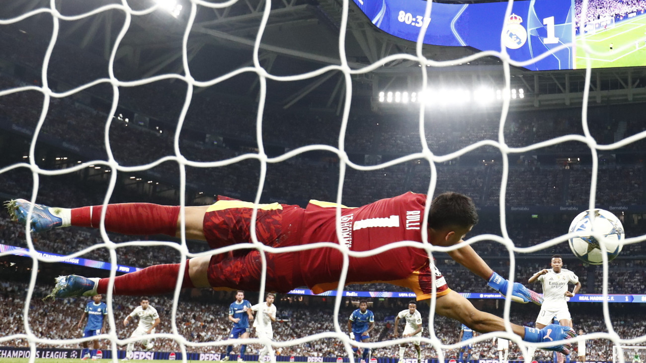 Geronimo Rulli, az Olympique Marseille kapusa nem tudja védeni Kylian Mbappe, a Real Madrid játékosának lövését a labdarúgó Bajnokok Ligája alapszakaszának első fordulójában játszott Real Madrid - Olympique Marseille mérkőzésen Madridban 2025. szeptember 16-án. A Real Madrid 2-1-re győzött. A Real Madrid a kétszázadik győzelmét aratta a labdarúgó Bajnokok Ligájában.