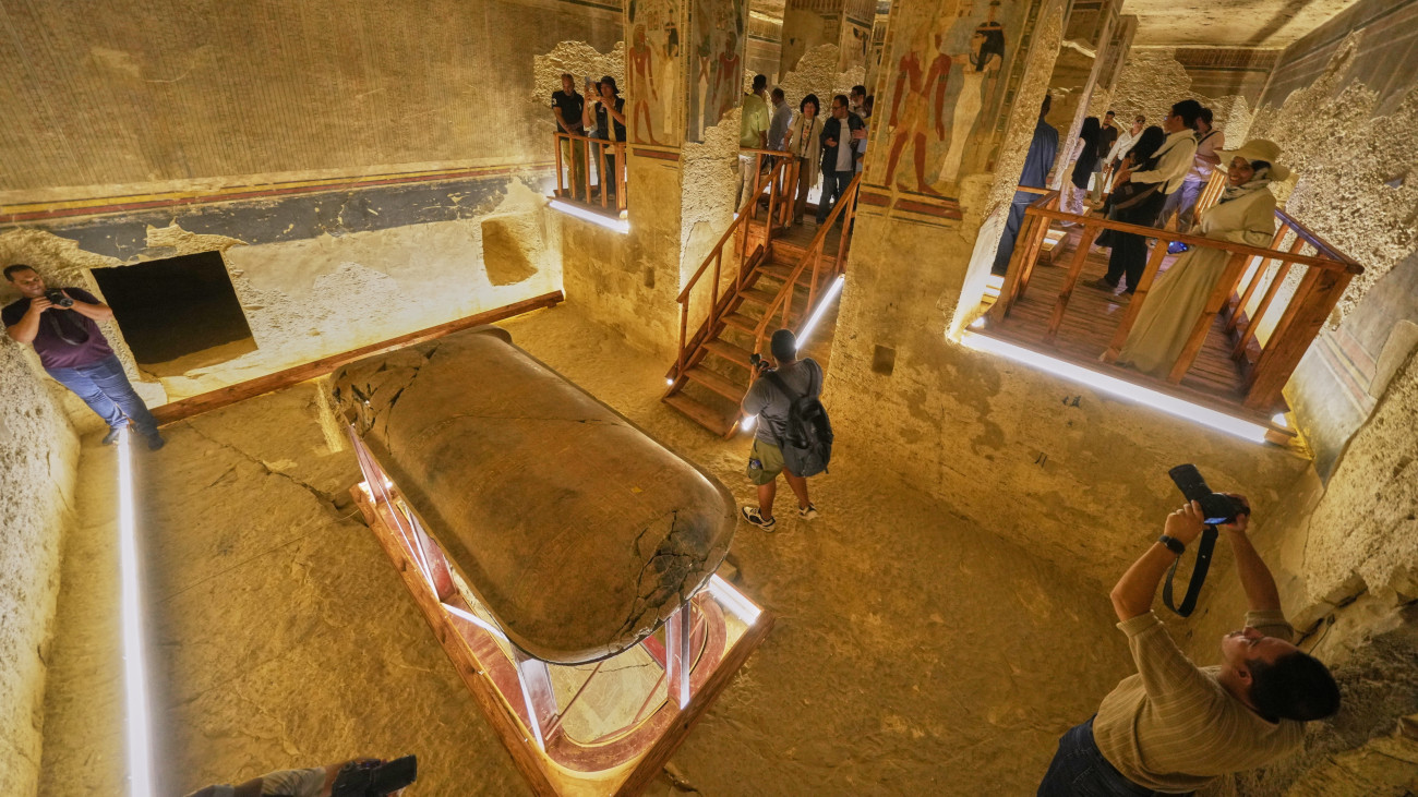 Turisták III. Amenhotep fáraó felújított sírkamrájában a Királyok Völgyében, az egyiptomi Luxornál 2025. október 4-én. A Kr. e. 14. századi óegyiptomi uralkodó sírja ezen a napon nyílt meg újra a látogatók előtt, az UNESCO égisze alatt több mint két évtizeden át tartó restaurálási munkálatok végeztével.