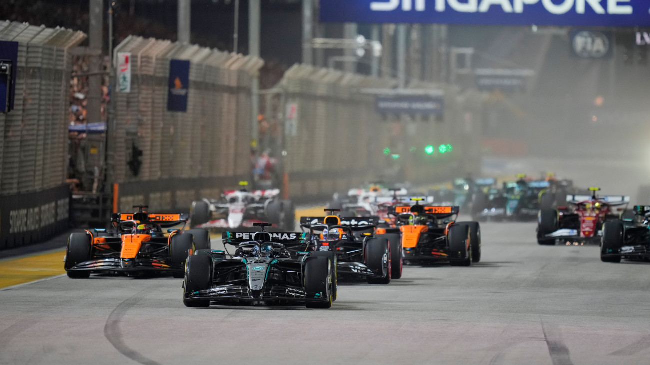 George Russell, a Mercedes brit versenyzője halad a mezőny élén  Forma-1-es autós gyorsasági világbajnokság Szingapúri Nagydíján a Marina Bay utcai pályán 2025. október 5-én.