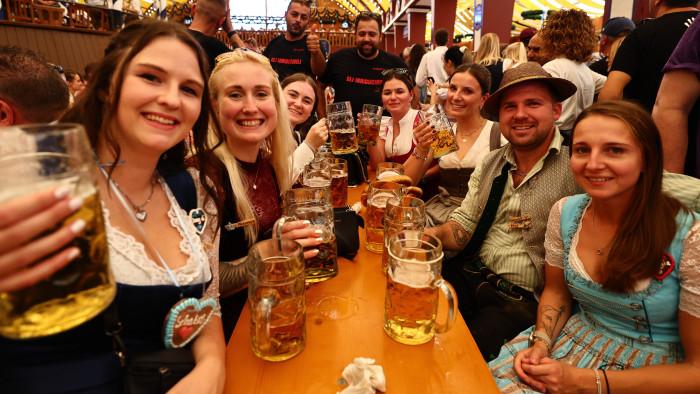 Hőség, bombariadó, lezárás: 6,5 millióan söröztek Münchenben