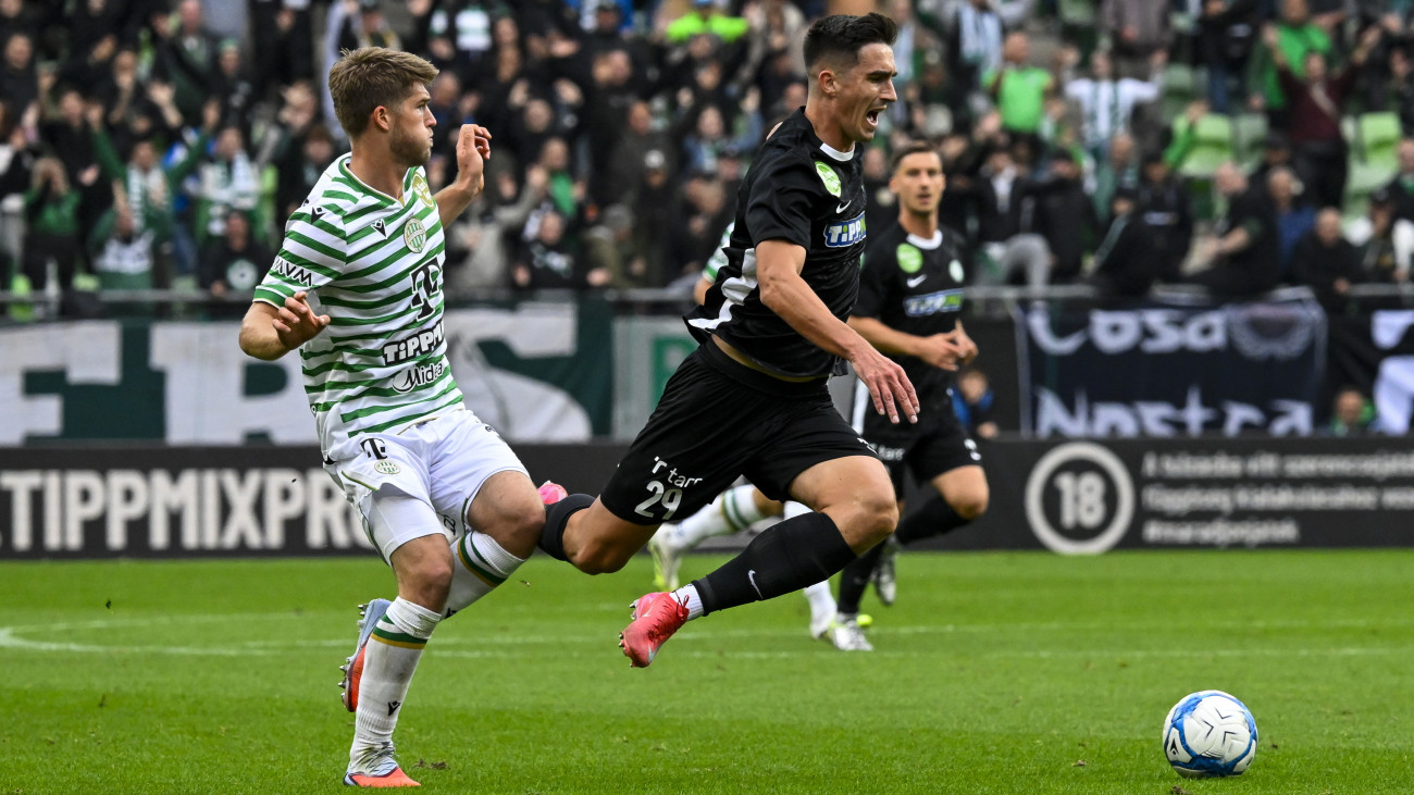 Szalai Gábor (b), a Ferencváros és Tóth Barna, a Paks játékosa a labdarúgó Fizz Liga 9. fordulójában játszott Ferencvárosi TC  Paksi FC mérkőzésen a Groupama Arénában 2025. október 5-én.