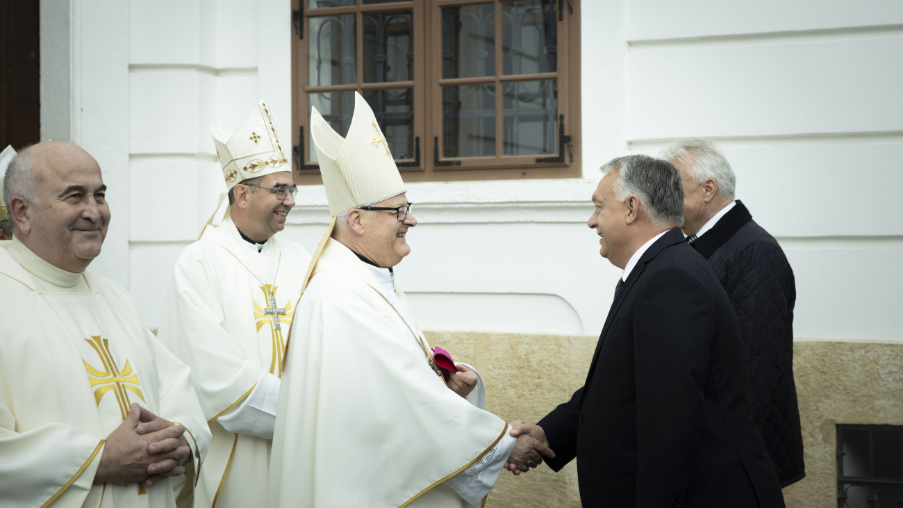 A Miniszterelnöki Kommunikációs Főosztály által közreadott képen Orbán Viktor miniszterelnököt (j2) fogadják Veszprémben, a Szent Mihály Főszékesegyház újraszentelése alkalmából rendezett ünnepség előtt 2025. október 5-én.