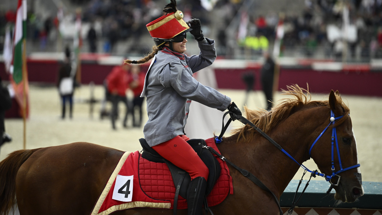 A győztes Rozs Anna Júlia, Magyarkanizsa versenyzője a 18. Nemzeti Vágta döntője után a Szilvásváradi Lipicai Lovasközpontban 2025. október 5-én.