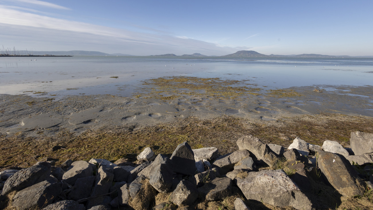 Kilátszik a meder Balatonfenyvesen a szabadstrandnál az alacsony vízállás miatt 2025. október 4-én. Alacsony a Balaton vízállása, az átlag vízmélység 66 centiméter.
