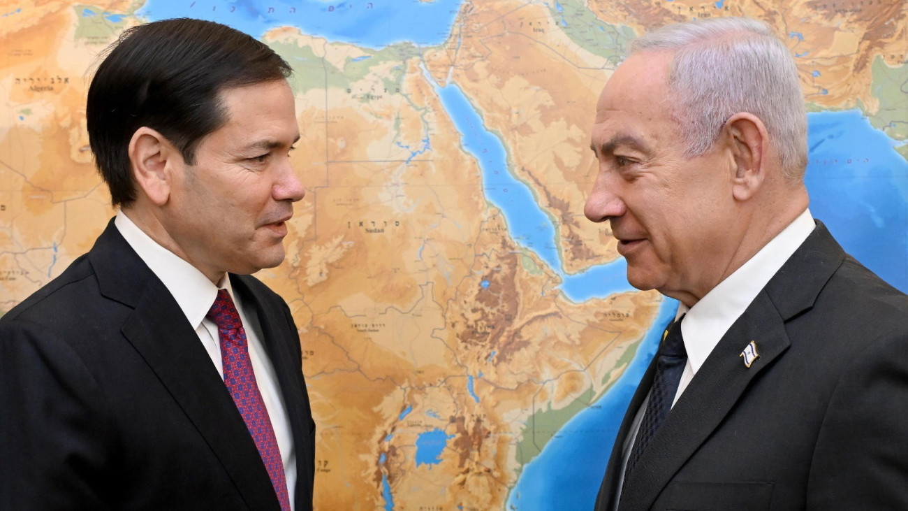 Az izraeli kormány sajtóhivatalának (GPO) felvételén Benjámin Netanjahu izraeli miniszterelnök (j) fogadja Marco Rubio amerikai külügyminisztert a jeruzsálemi hivatalában 2025. szeptember 15-én.