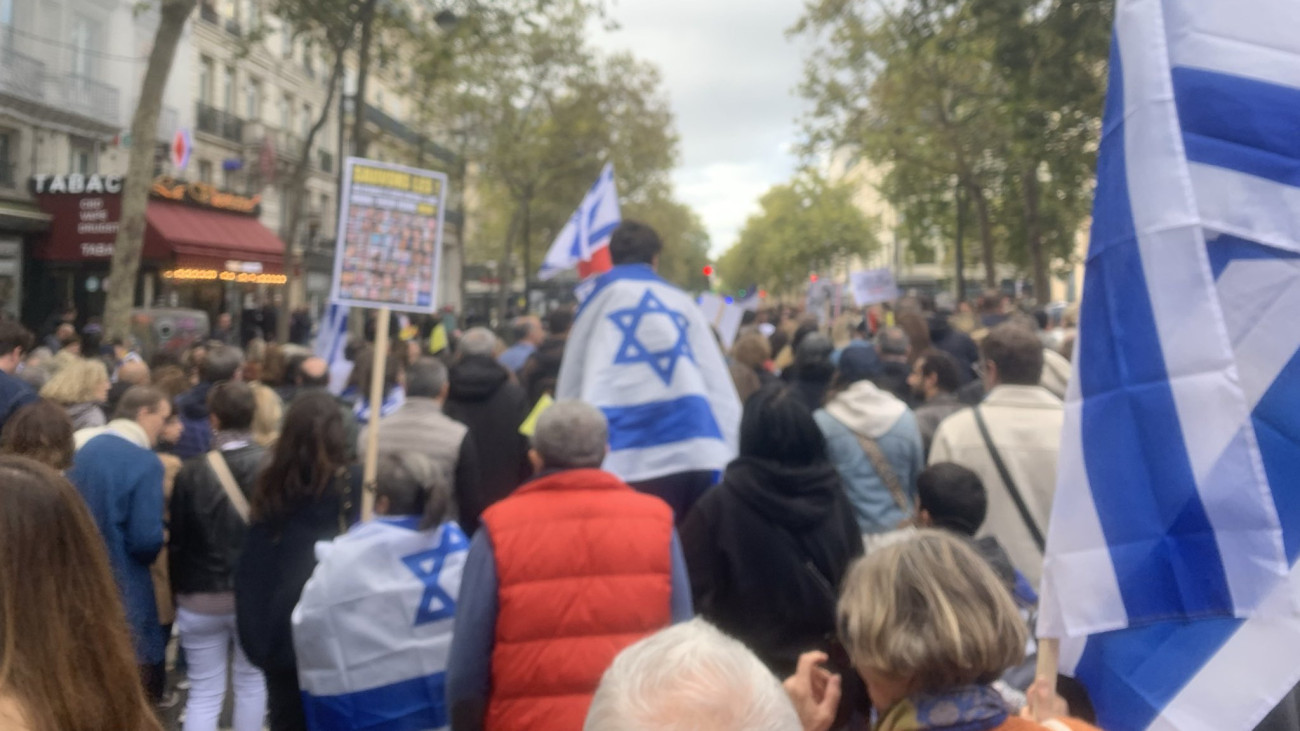 Több ezren tüntettek a gázai túszok kiszabadulásáért Párizsban