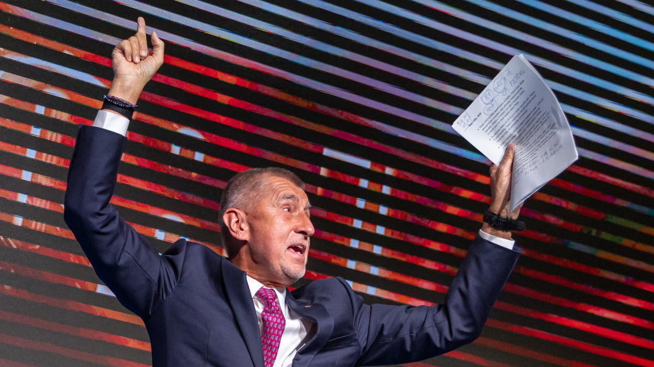 Andrej Babis korábbi cseh miniszterelnök, az ellenzéki Elégedetlen Polgárok Akciója (ANO) mozgalom elnöke bejelenti az ANO választási győzelmét a párt prágai kampányközpontjában 2025. október 4-én, a kétnapos csehországi parlamenti választások végén.