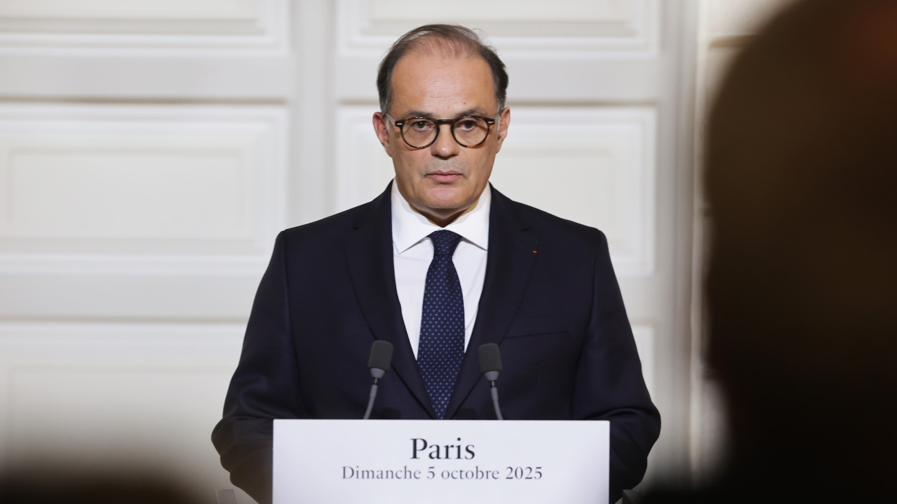 Emmanuel Moulin, a francia elnöki hivatal főtitkára bejelenti az újonnan megalakult Lecornu-kormány tagjait az államfői hivatalban, a párizsi Élysée-palotában 2025. október 5-én. Emmanuel Macron államfő szeptember 9-én nevezte ki kormányfőnek az addig védelmi miniszteri posztot betöltő Sébastien Lecornut. Az elnöki hivatal által közzétett listán szereplő 18 miniszter többsége már az előző, a centrista Francois Bayrou által vezetett kormánynak is tagja volt.