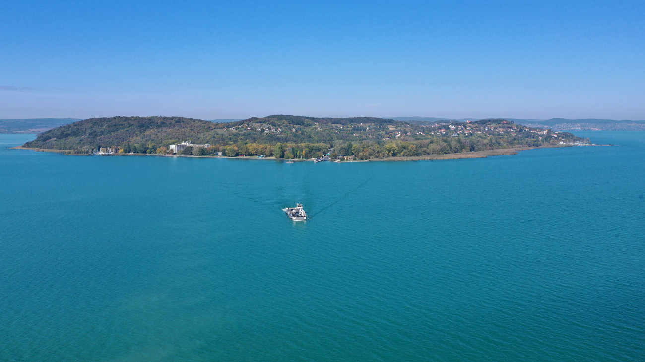 Szántód, 2020. október 20. Komp tart a Tihanyi-félszigettől Szántód felé a Balatonon. MTVA Fotó: Molnár Bernáth László