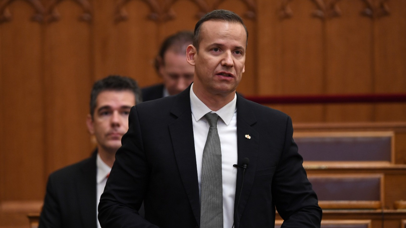 Toroczkai László, a Mi Hazánk frakcióvezetõje napirend elõtt szólal fel az Országgyûlés plenáris ülésén 2025. szeptember 30-án.