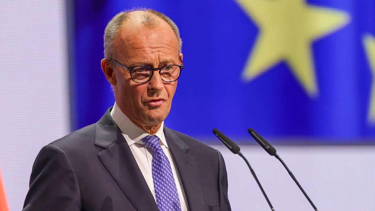 Friedrich Merz német kancellár beszél a két Németország 1990-es újraegyesítésérõl megemlékezõ német egység napjának alkalmából tartott ünnepségen Saarbrückenben 2025. október 3-án.