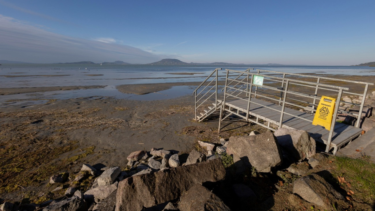 Kilátszik a meder Balatonfenyvesen a szabadstrandnál az alacsony vízállás miatt 2025. október 4-én. Alacsony a Balaton vízállása, az átlag vízmélység 66 centiméter.