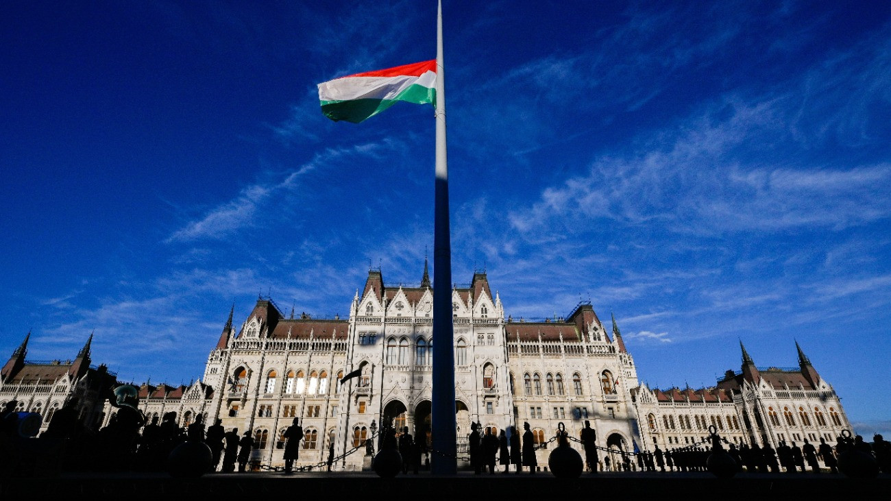 Katonai tiszteletadással ünnepélyesen felvonják, majd félárbócra engedik a nemzeti lobogót az aradi vértanúk kivégzésének 176. évfordulóján az Országház elõtti Kossuth Lajos téren 2025. október 6-án.