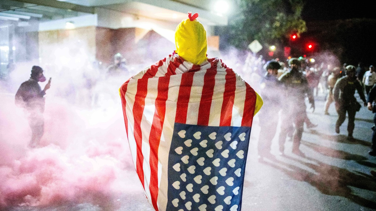 Portland, 2025. október 6. Az illegális bevándorlók kitoloncolása ellen tüntetnek a bevándorlási hatóság létesítményénél az Oregon állambeli Portlandben 2025. október 5-én, miután egy bírói döntés átmenetileg megtiltotta a Nemzeti Gárda katonáinak kivezénylését Portland utcáira. A megmozduláson a rendőrség könnygázt vetett be, és többeket előállított. MTI/AP/Ethan Swope