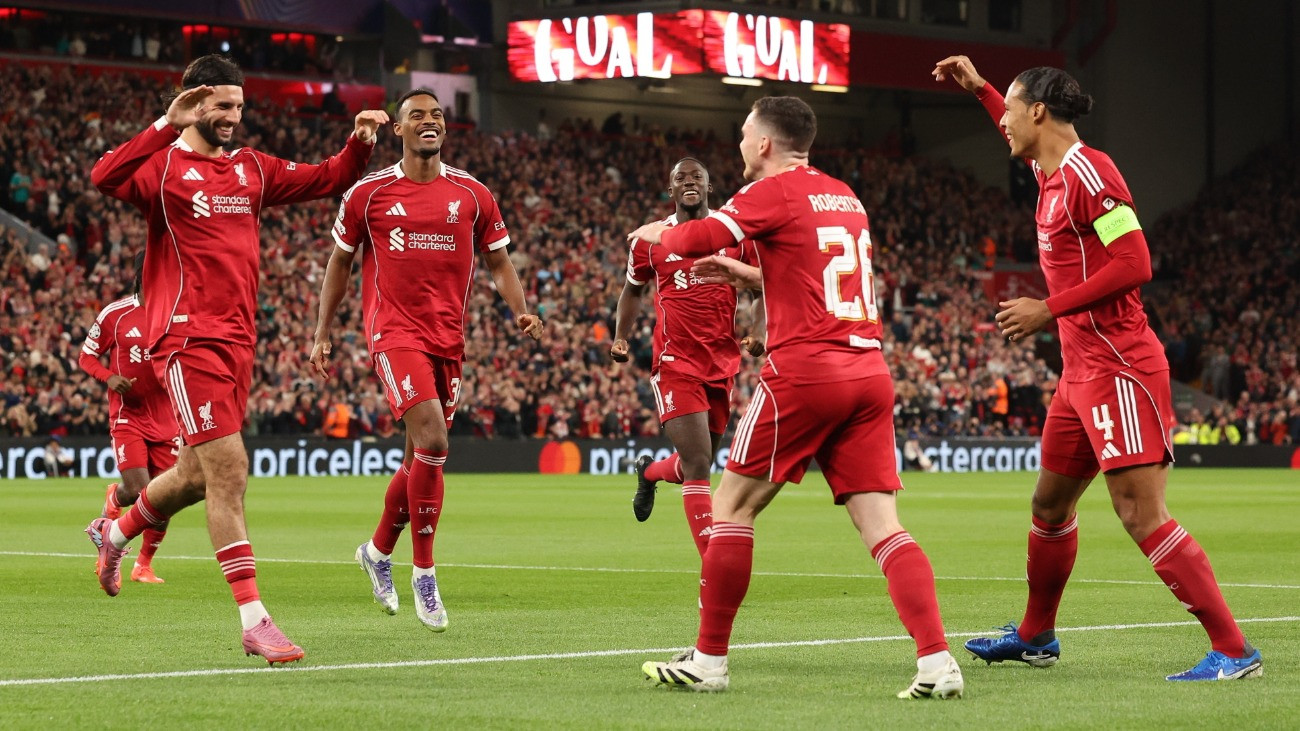 Andrew Robertson, a Liverpool játékosa (j2) csapattársaival, köztük Szoboszlai Dominikkal (b), miután megszerezte csapata elsõ gólját a labdarúgó Bajnokok Ligája alapszakaszának elsõ fordulójában játszott Liverpool-Atlético Madrid mérkõzésen a liverpooli Anfield Road-i Stadionban 2025. szeptember 17-én.