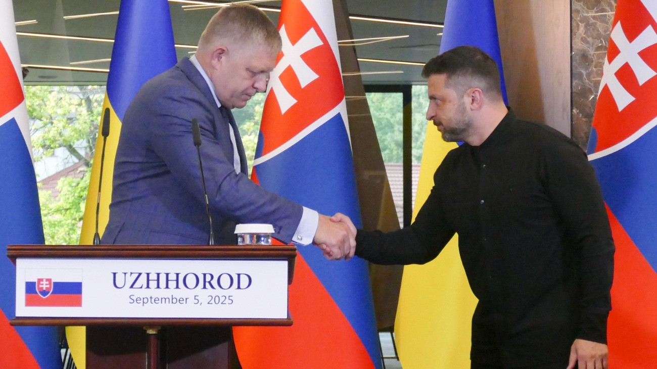 Volodimir Zelenszkij ukrán elnök (j) és Robert Fico szlovák miniszterelnök az ungvári megbeszélése utáni sajtóértekezleten 2025. szeptember 5-én.