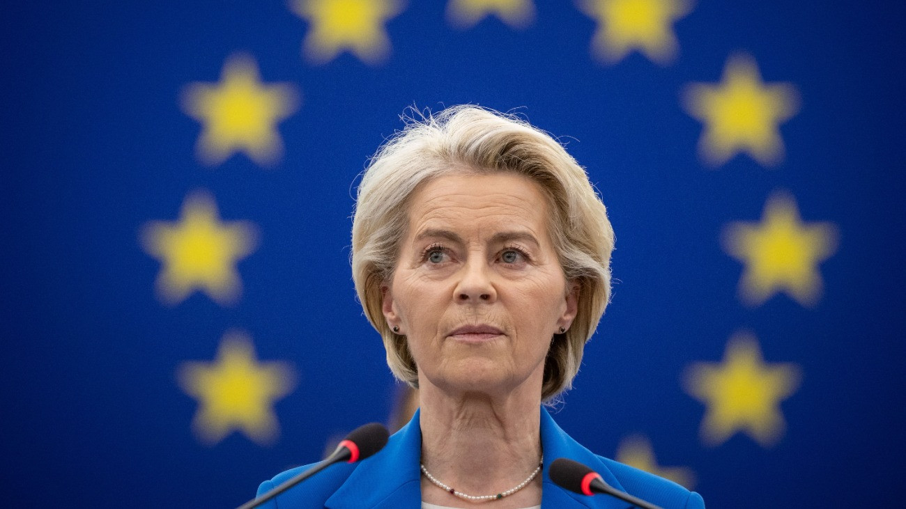 Ursula von der Leyen, az Európai Bizottság elnöke beszédet mond az Európai Bizottság ellen benyújtott bizalmatlansági indítványról tartandó szavazás elõtt az Európai Parlament plenáris ülésén Strasbourgban 2025. október 6-án.