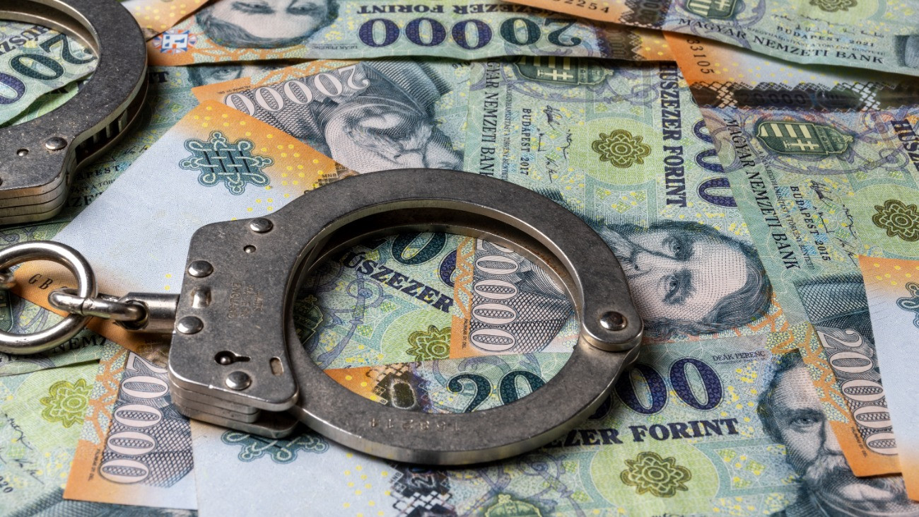 Hungarian 20.000 Ft banknotes and handcuffs