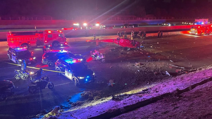 Darabokra hullott a helikopter a kaliforniai autópályán – videó