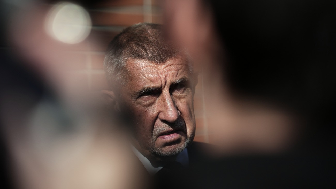 Andrej Babis korábbi cseh miniszterelnök, az ellenzéki Elégedetlen Polgárok Akciója (ANO) mozgalom elnöke nyilatkozik a sajtó munkatársainak, miután leadta szavazatát egy ostravai szavazóhelyiségben 2025. október 3-án. Csehországban október 3-án és 4-én tartanak parlamenti választásokat.