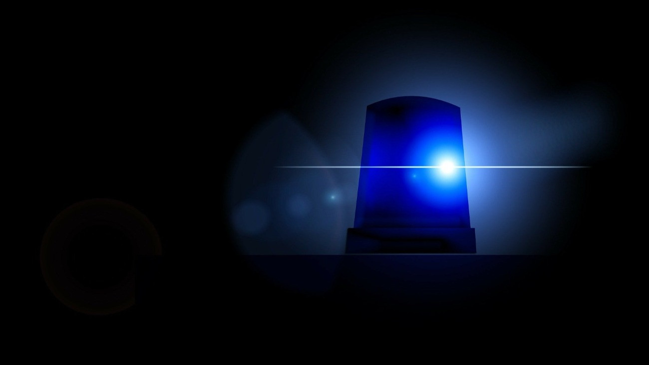 Kék sziréna a sötétben