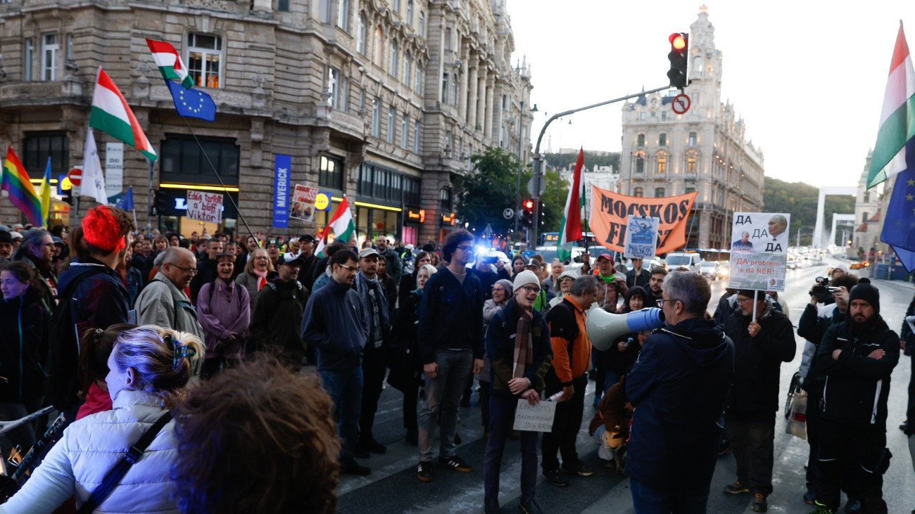Résztvevõk a gyülekezési törvény módosításának visszavonásáért és a közélet átláthatóságáról szóló törvényjavaslat elfogadása ellen tartott, Hadházy Ákos független országgyûlési képviselõ által meghirdetett újabb budapesti tüntetésen a Ferenciek terén 2025. október 7-én.