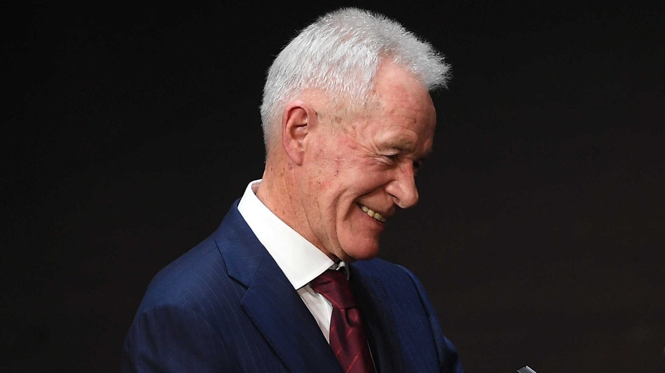 Mezey György, magyar labdarúgó, edzõ, a neveléstudomány kandidátusa (b) átveszi a Magyar Labdarúgó Szövetség (MLSZ) életmûdíját Vági Mártontól, az MLSZ  fõtitkárától és Nyilasi Tibor egykori válogatott labdarúgótól, az MLSZ elnökségének tagjától az M4 Sport - Év sportolója gálán a Nemzeti Színházban 2020. január 16-án.