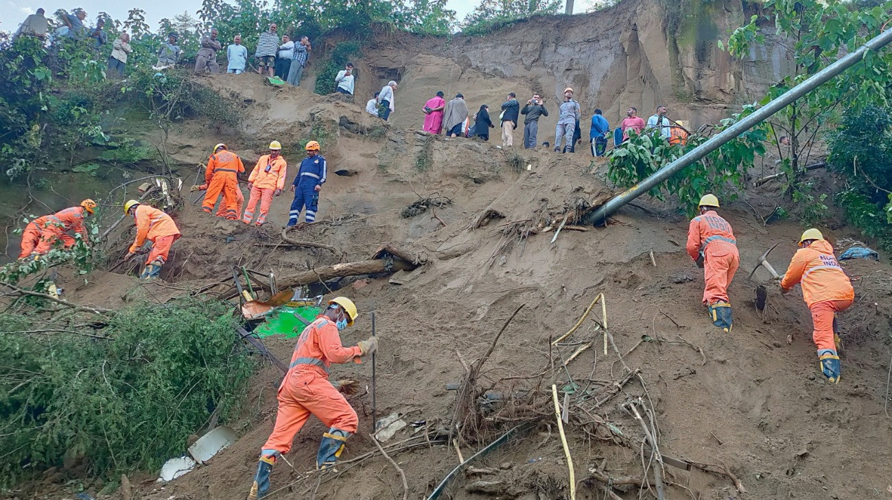 Az indiai országos katasztrófavédelem (NDRF) felvételén az egység tagjai túlélõk és áldozatok után kutatnak egy földcsuszamlás helyszínén, az észak-indiai Himácsal Prades állambeli Bilaszpur körzetben 2025. október 8-án, miután reggelre virradóan egy autóbuszt elborított az esõzésektõl fellazult talaj. A jármûben tartózkodók közül tizenöten meghaltak, három sebesültet kórházba szállítottak, többeket keresnek.