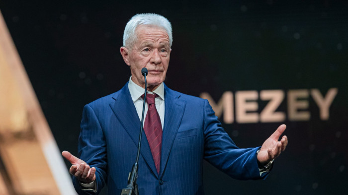 Mezey György halálára: Isten veled, Mester! Isten veled, Kapitány!