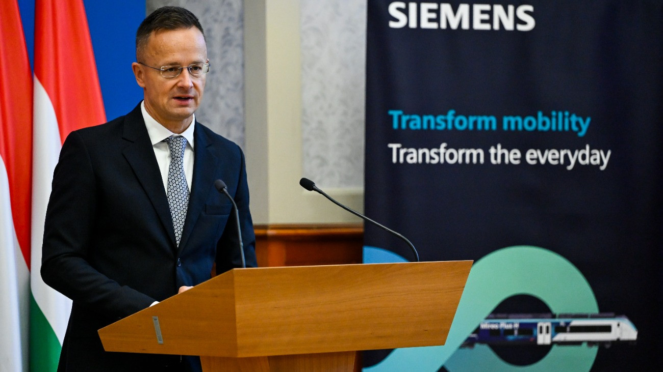 Szijjártó Péter külgazdasági és külügyminiszter beszédet mond a Siemens Mobility beruházásbejelentõ sajtótájékoztatóján a minisztériumban 2025. október 8-án. A Siemens Mobility egy kutatás-fejlesztési projekt keretében több mint hatmilliárd forint értékben újgenerációs informatikai megoldásokat fejleszt a magyar fõvárosban a kötöttpályás közlekedés automatizációjához kapcsolódóan, amihez a kormány mintegy 1,5 milliárd forint támogatást nyújtott, így segítve negyven új, magas képzettséget igénylõ munkahely létrejöttét.