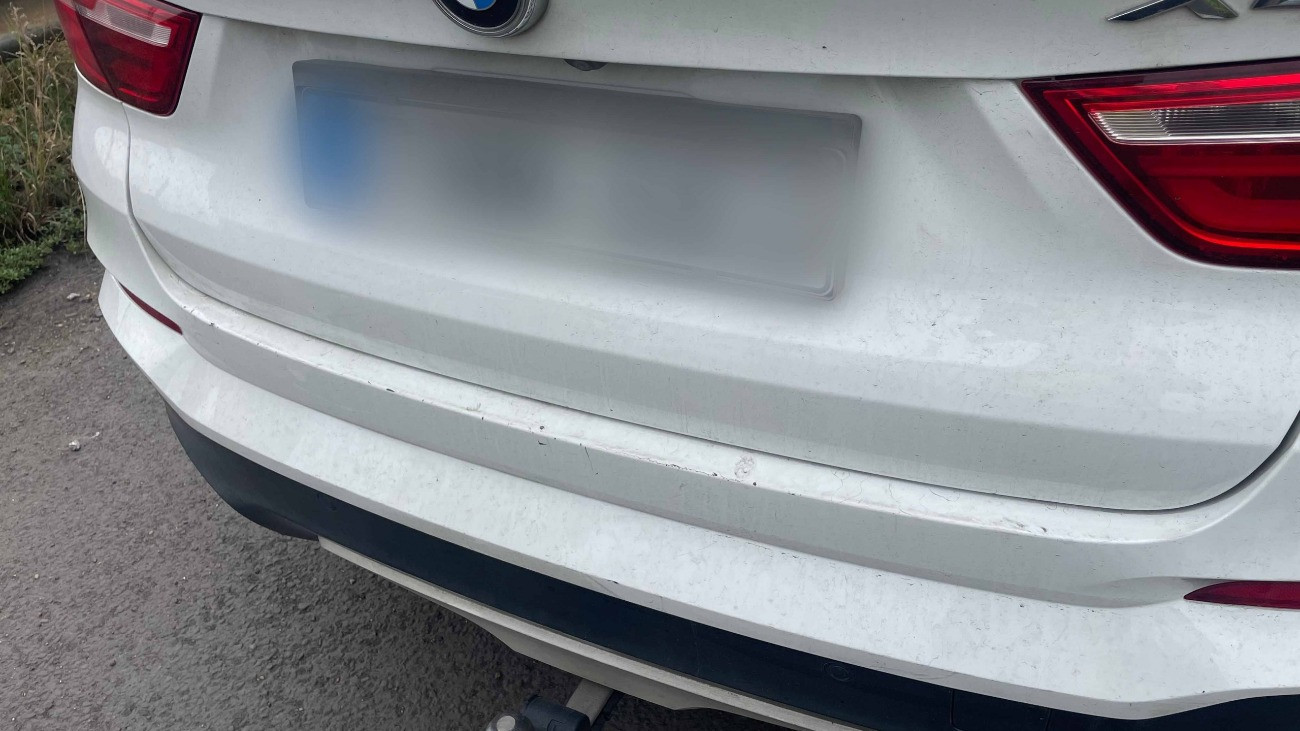 Egy fehér autó lökhárítója