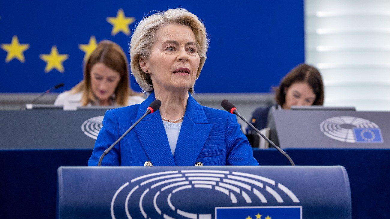 Ursula von der Leyen, az Európai Bizottság elnöke felszólal az Egységes válasz az EU légterének és infrastruktúrájának orosz megsértésére címû vitában az Európai Parliament (EP) plenáris ülésén Strasbourgban 2025. október 8-án. Az uniós törvényhozás október 6. és 9. között ülésezik franciaországi székhelyén.