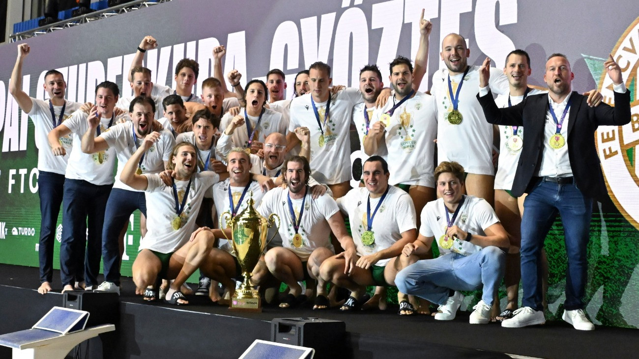 A gyõztes Ferencváros csapata a férfi vízilabda Európai Szuperkupa döntõjében játszott FTC-Telekom Waterpolo - Pro Recco mérkõzés eredményhirdetésén a Komjádi Uszodában 2025. október 8-án. A Ferencváros 15-14-re legyõzte olasz csapatot, ezzel sorozatban másodszor, története során hatodszor hódította el a férfi vízilabda Európai Szuperkupát.