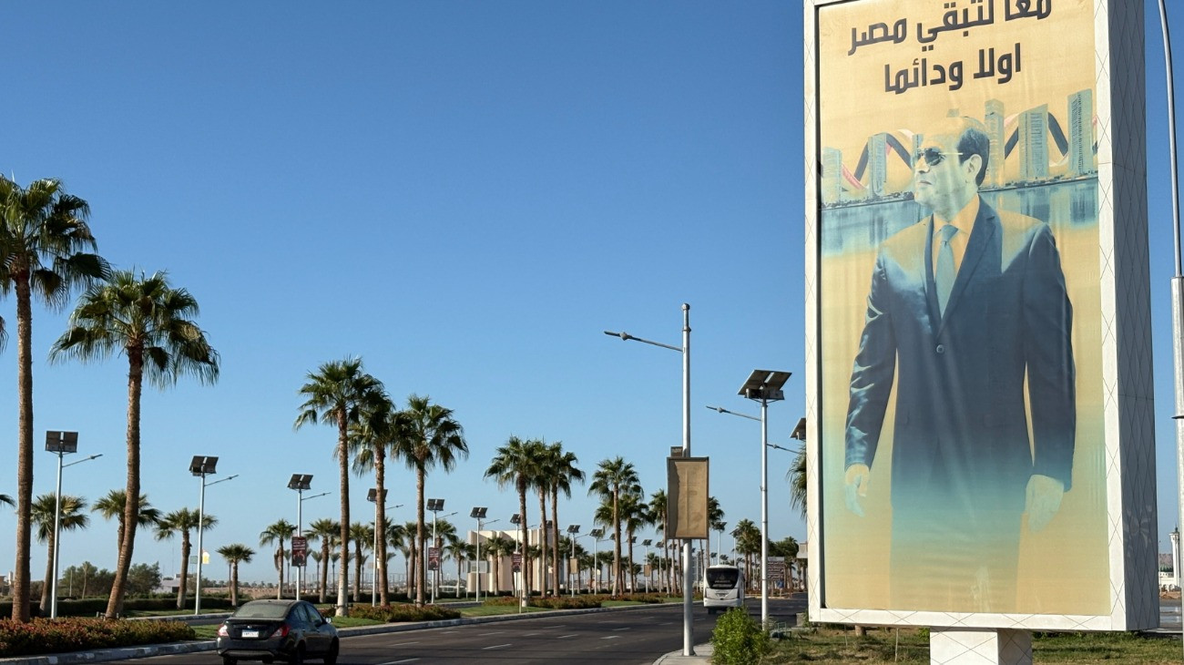 Abdel Fattáh esz-Szíszi egyiptomi elnököt ábrázoló óriásplakát az izraeli és a Hamász palesztin iszlamista szervezet küldöttsége közötti tûzszüneti tárgyalás helyszíne közelében, az egyiptomi Sarm es-Sejk kikötõvárosban 2025. október 8-án. A felek október 9-re virradóan megállapodtak a tûzszünet és a túszalku elsõ szakaszáról. Donald Trump amerikai elnök bejelentette, hogy a Hamász igéretet tett a Gázai övezetben fogva tartott izraeli túszok október 13-i átadására.