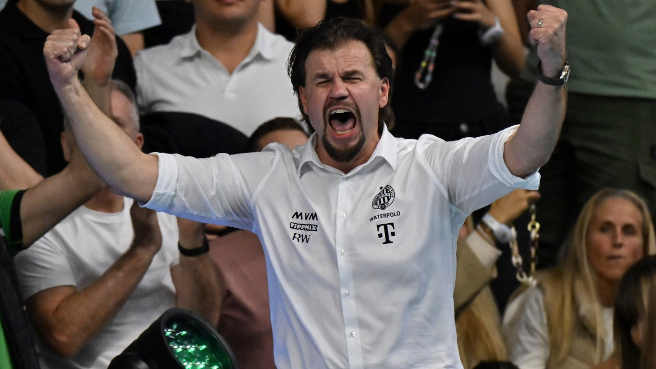 Nyéki Balázs, az FTC vezetõedzõje ünnepli a csapat gyõzelmét a férfi vízilabda Európai Szuperkupa döntõjében játszott FTC-Telekom Waterpolo - Pro Recco mérkõzés végén a Komjádi Uszodában 2025. október 8-án. A Ferencváros 15-14-re legyõzte olasz csapatot, ezzel sorozatban másodszor, története során hatodszor hódította el a férfi vízilabda Európai Szuperkupát.