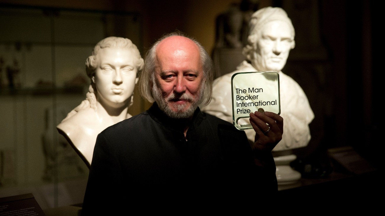 2015. május 19-én a legrangosabb brit irodalmi elismerés, a Booker-díj londoni átadóján készített kép Krasznahorkai László Kossuth- és József Attila-díjas magyar íróról, aki 2025. október 9-én elnyerte az idei irodalmi Nobel-díjat.