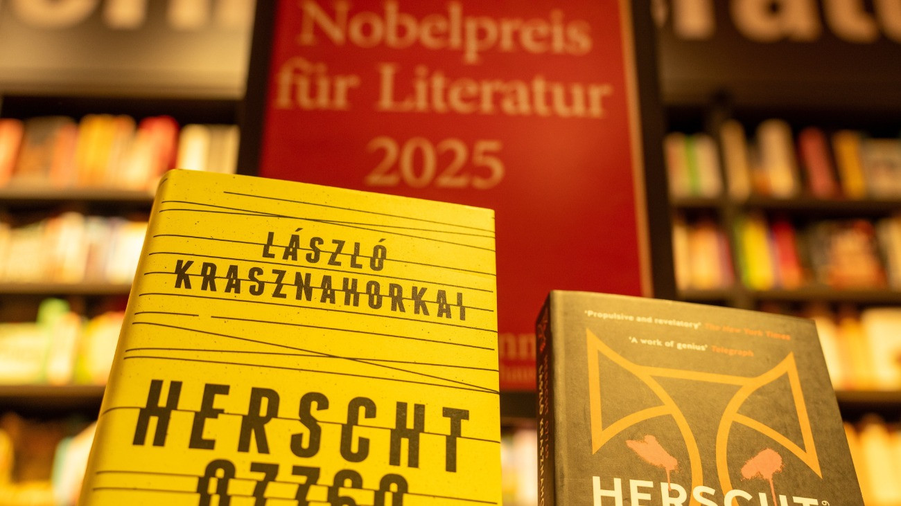Krasznahorkai László Kossuth- és József Attila-díjas magyar író mûvei Berlinben 2025. október 9-én, miután a Svéd Akadémia ezen a napon Krasznahorkainak ítélte oda idén az irodalmi Nobel-díjat.