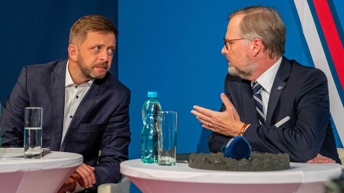 Vit Rakusan, a Polgármesterek és Függetlenek (STAN) (b) és Petr Fiala, a a hárompárti Spolu koalíció vezetõje a kormányfõjelöltek rádiós vitája elõtt Prágában 2021. október 8-án. Csehországban október 8-9-én választják meg a parlamenti alsóház 200 képviselõjét.