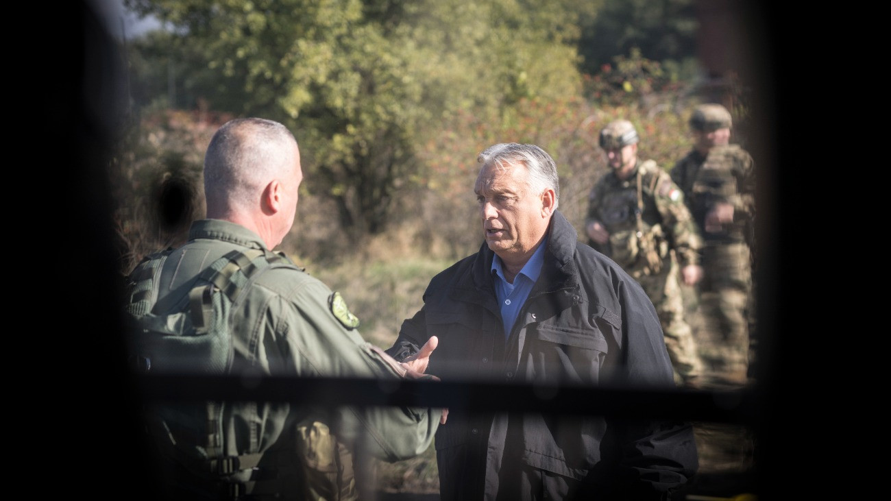 A Miniszterelnöki Kommunikációs Fõosztály által közreadott képen Orbán Viktor miniszterelnök (j) az Adaptive Hussars 25 hadgyakorlat egyik mozzanatán a Mezõkövesdi Klementina - volt katonai - Repülõtéren 2025. október 9-én.