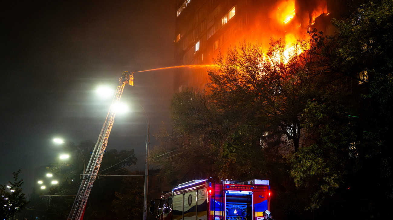 Tûzoltók küzdenek a lángok megfékezésén egy kijevi lakóházat ért orosz légitámadást követõen 2025. október 10-én. Az ukrán hatóságok közlése szerint a fõvárost ért támadásban legkevesebb 12 ember megsebesült.