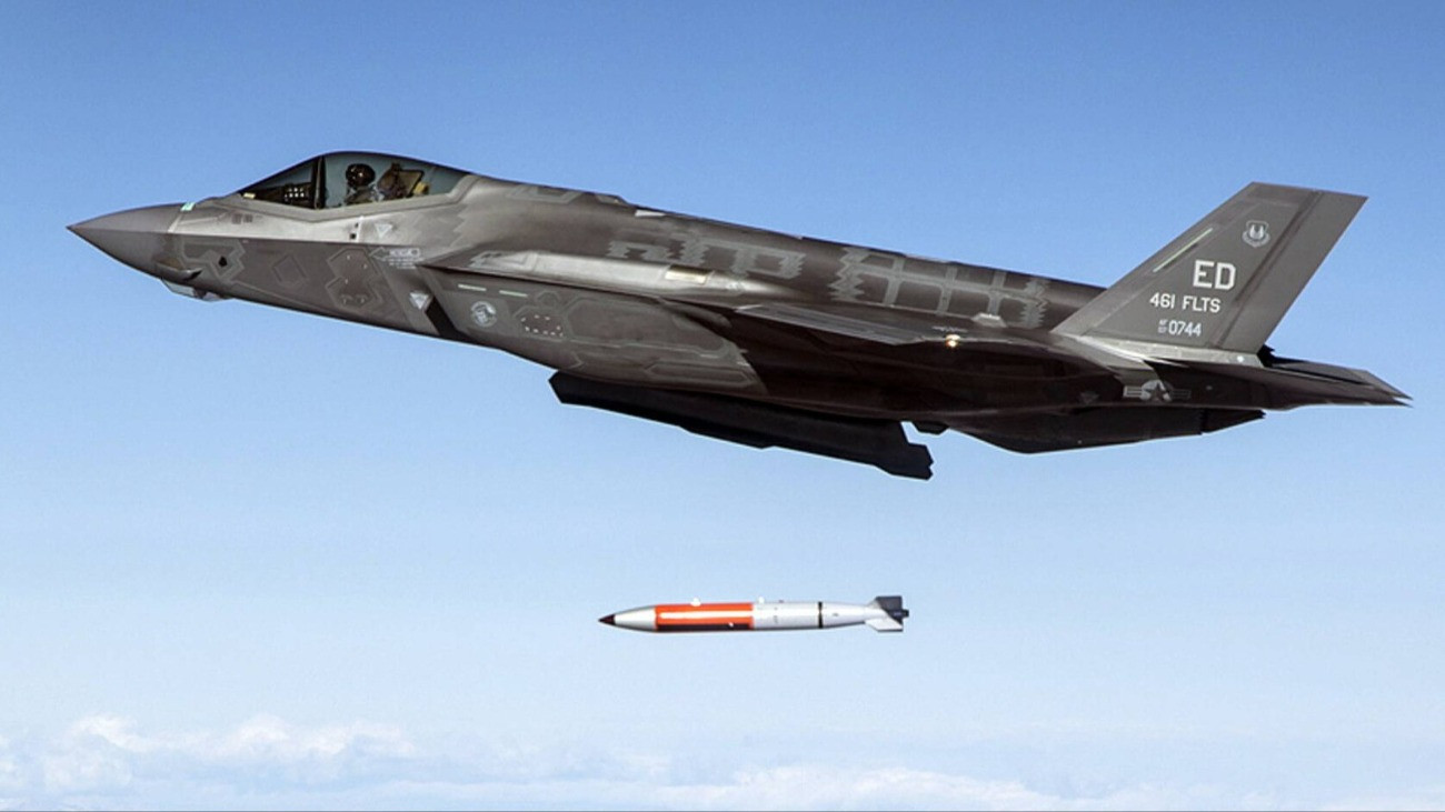 F-35 egy gyakorló B61-12-es atombombát dob.