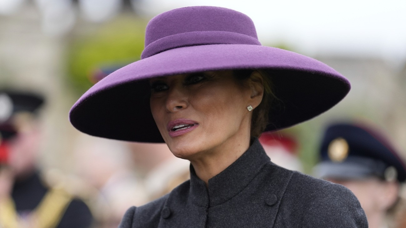 Az állami látogatáson Nagy-Britanniában tartózkodó Donald Trump amerikai elnök felesége, Melania Trump katonákkal találkozik a windsori kastélyban tartott katonai parádé után, 2025. szeptember 17-én.