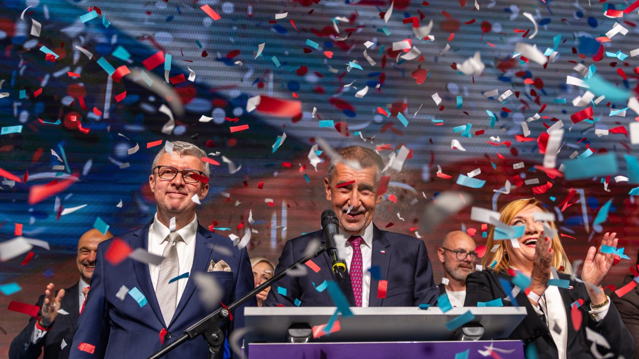 Andrej Babis korábbi cseh miniszterelnök, az ellenzéki Elégedetlen Polgárok Akciója (ANO) mozgalom elnöke (k) bejelenti az ANO választási gyõzelmét a párt prágai kampányközpontjában 2025. október 4-én, a kétnapos csehországi parlamenti választások végén.