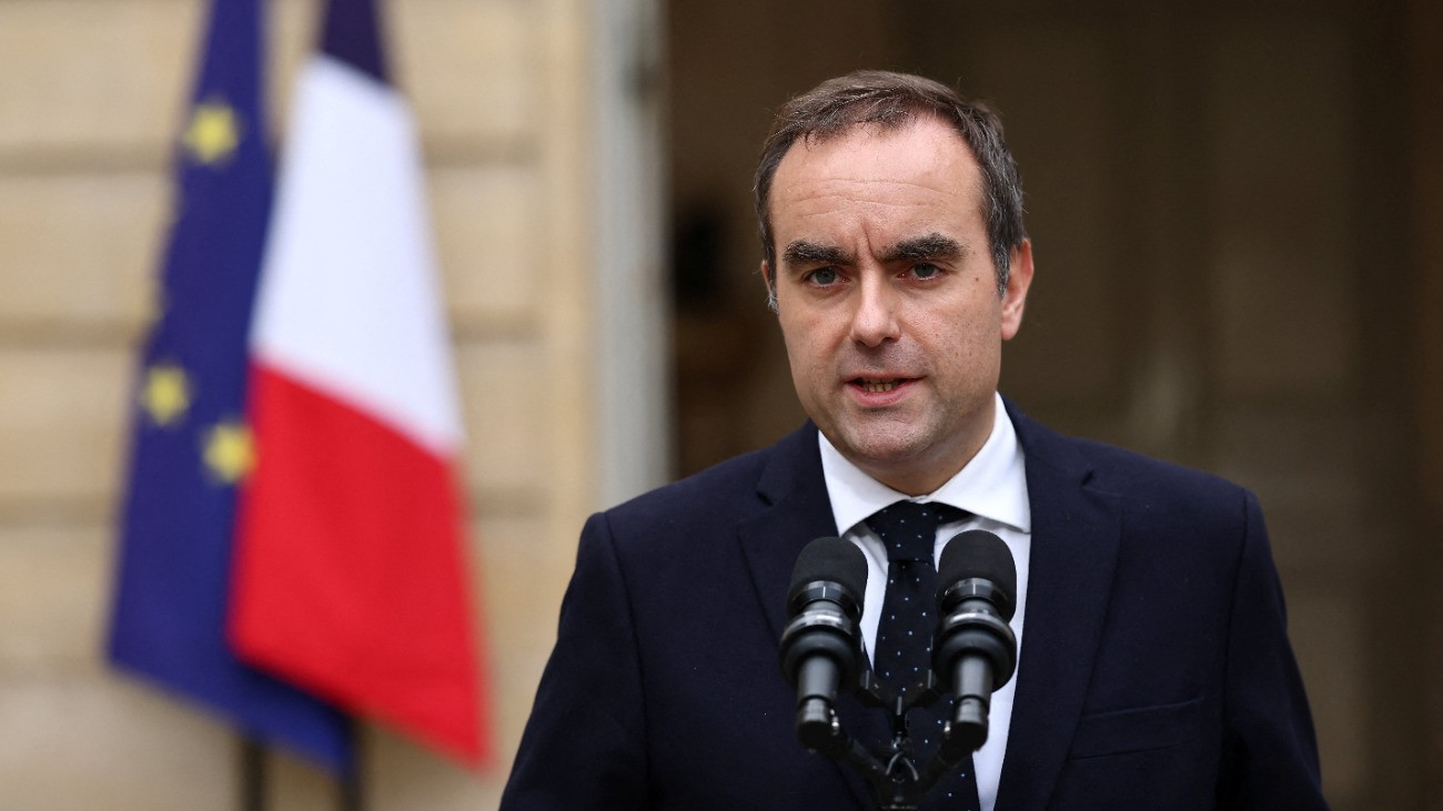 Sébastien Lecornu leköszönõ francia miniszterelnök sajtótájékoztatót tart a párizsi kormányfõi hivatalban, a Matignon-palotában 2025. október 6-án, amelyen hivatalosan is bejelentette lemondását. A szeptember 9-én kinevezett Lecornu egy éven belül a harmadik miniszterelnök volt Franciaországban.