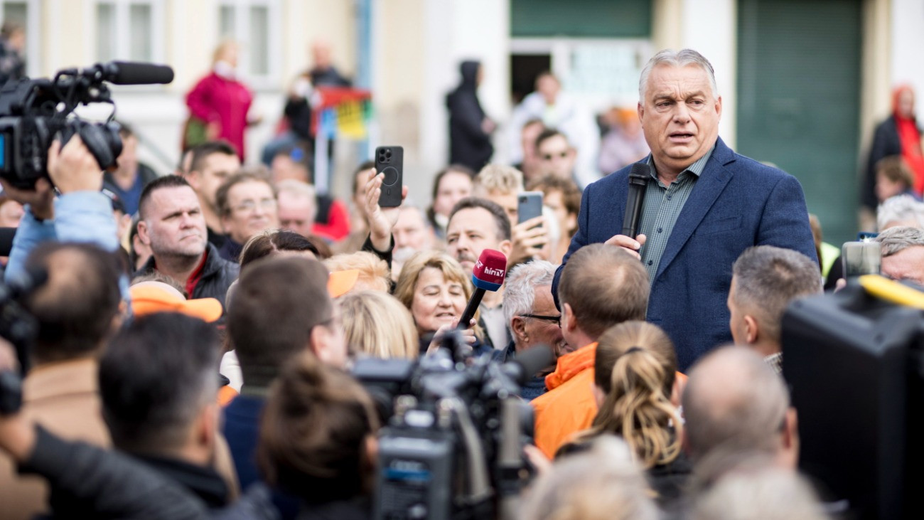 A Miniszterelnöki Kommunikációs Fõosztály által közreadott képen Orbán Viktor miniszterelnök (középen) beszédet mond a Tátra téri piacon tartott aláírásgyûjtésen Pesterzsébeten 2025. október 11-én. A mai napon aláírásgyûjtést indítunk Brüsszel háborús tervei ellen - írta a kormányfõ Facebook bejegyzésében ezen a napon reggel.