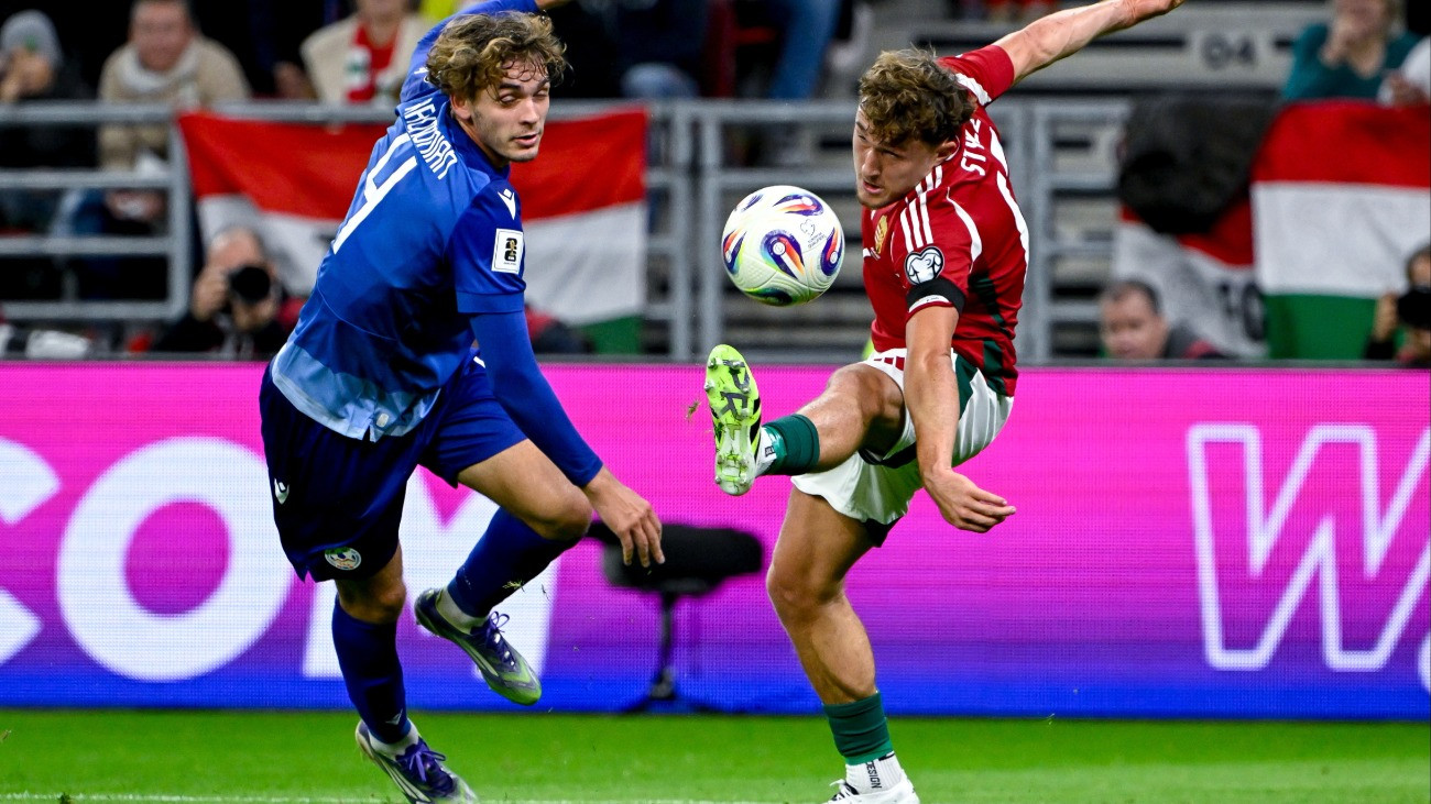 Callum Styles (j) és az örmény Georgi Harutyunjan a Magyarország - Örményország labdarúgó világbajnoki selejtezõ mérkõzésen a Puskás Arénában 2025. október 11-én.