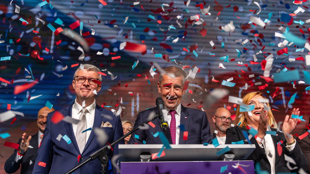 Andrej Babis korábbi cseh miniszterelnök, az ellenzéki Elégedetlen Polgárok Akciója (ANO) mozgalom elnöke (k) bejelenti az ANO választási gyõzelmét a párt prágai kampányközpontjában 2025. október 4-én, a kétnapos csehországi parlamenti választások végén.