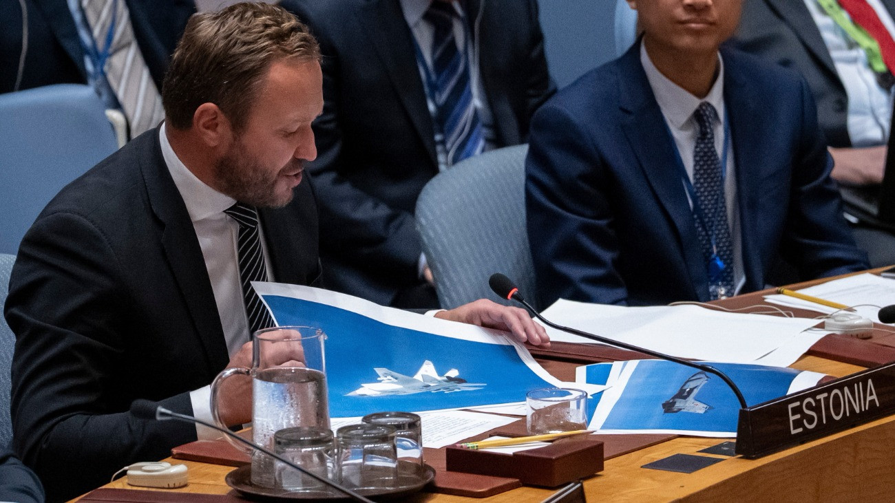 Margus Tsahkna észt külügyminiszter felvételeket mutat be az ENSZ Biztonsági Tanácsának (BT) a NATO-tagországok légterének Oroszország általi megsértése miatt Észtország kezdeményezésére összehívott rendkívüli ülésén a világszervezet New York-i székházában 2025. szeptember 22-én.